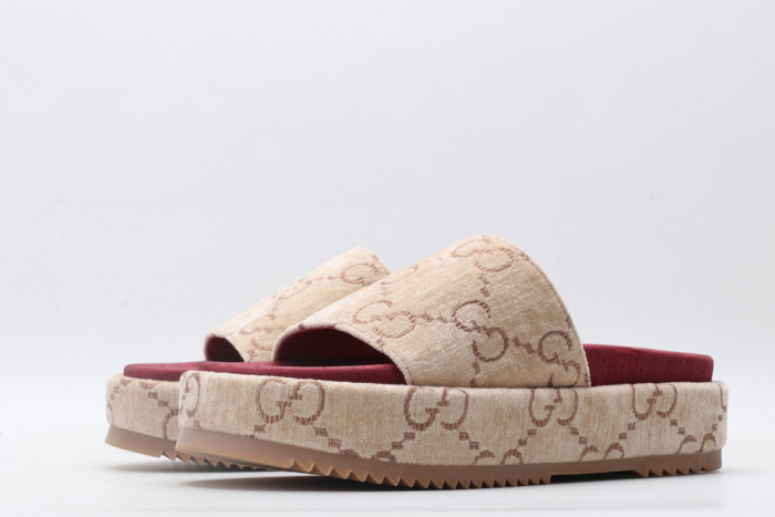G*u*i slippers