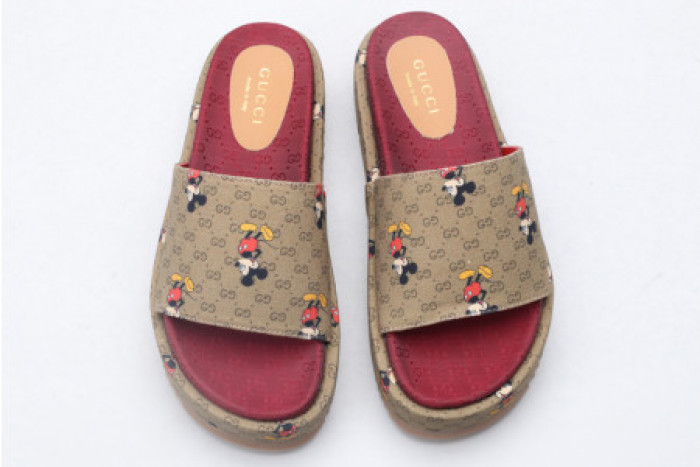 G*u*i slippers