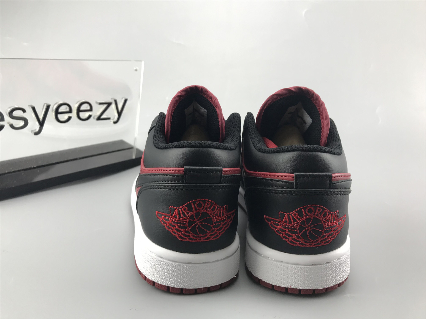 UA AIR JORDAN 1 RETRO LOW 