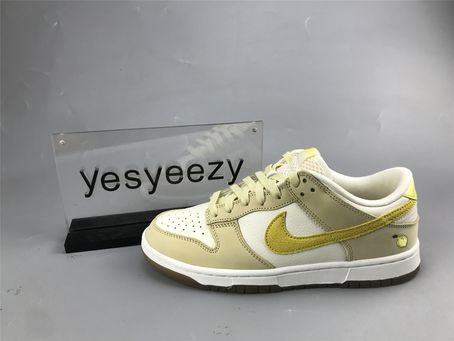 UA NIKE WMNS DUNK LOW 