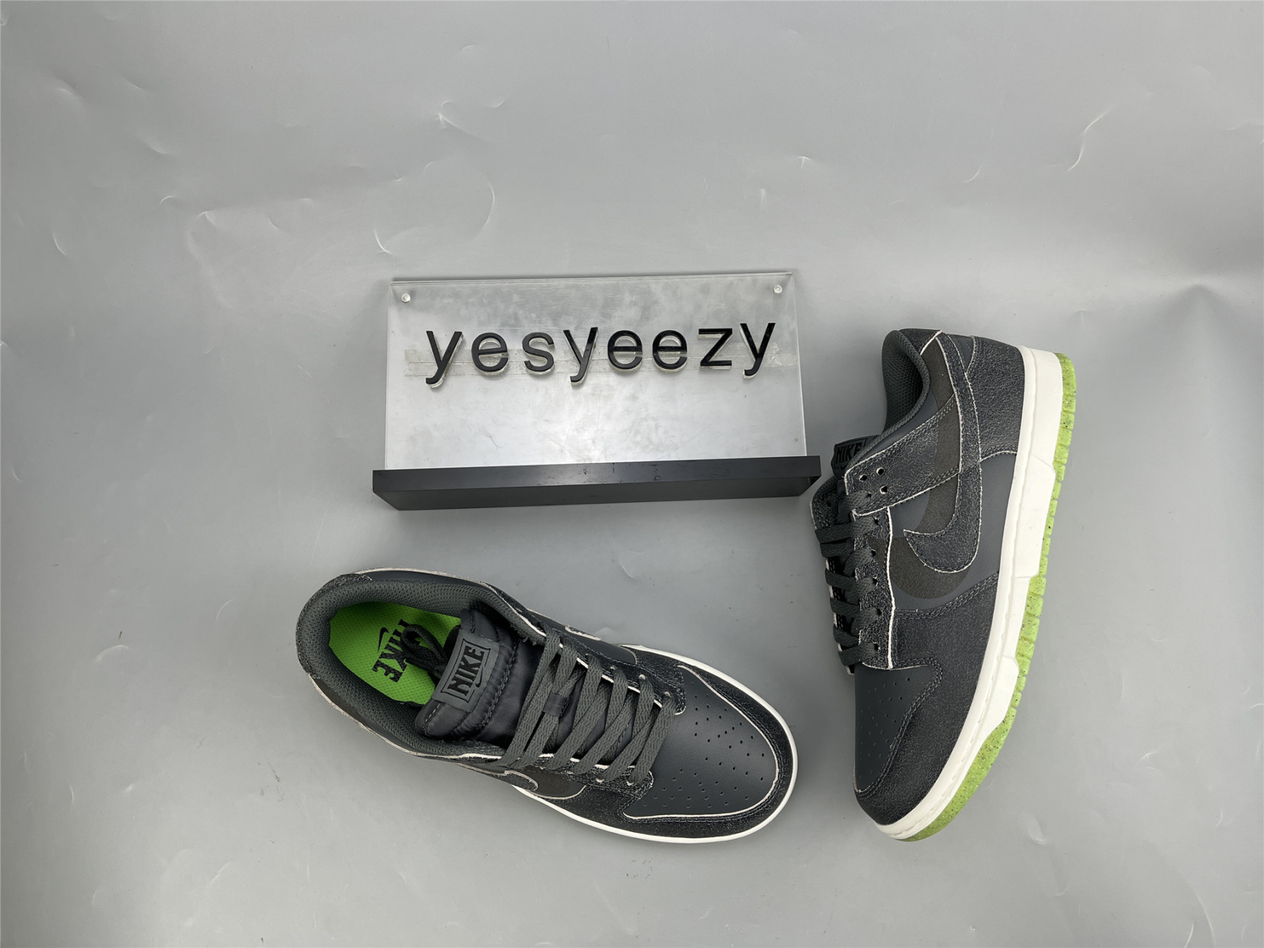 UA NIKE DUNK LOW SE 