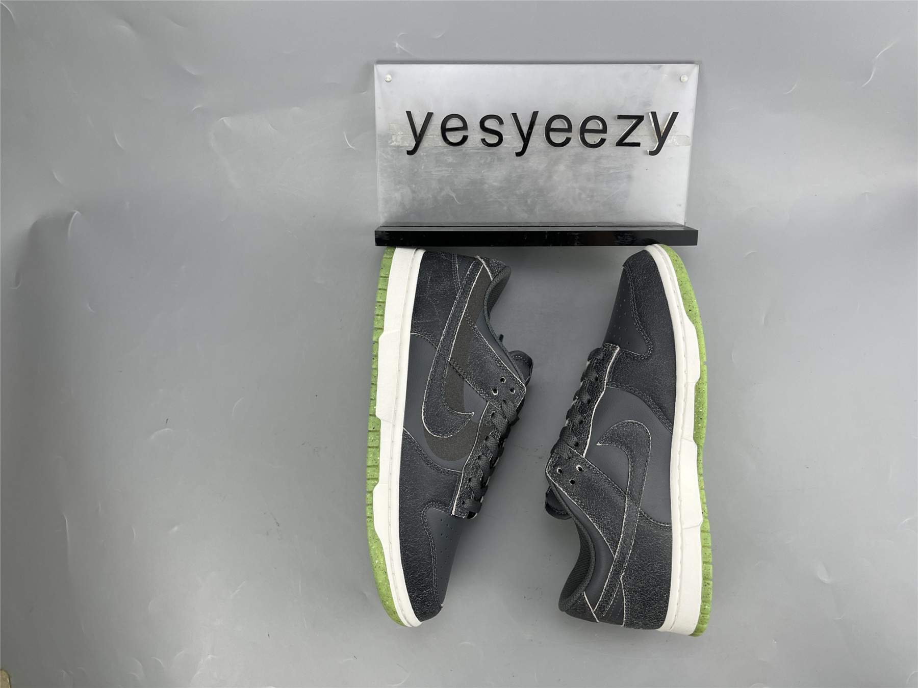 UA NIKE DUNK LOW SE 