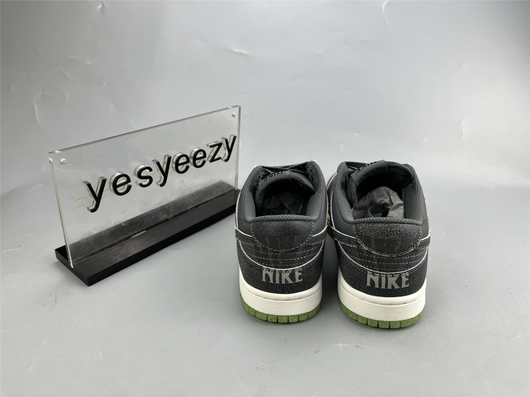 UA NIKE DUNK LOW SE 