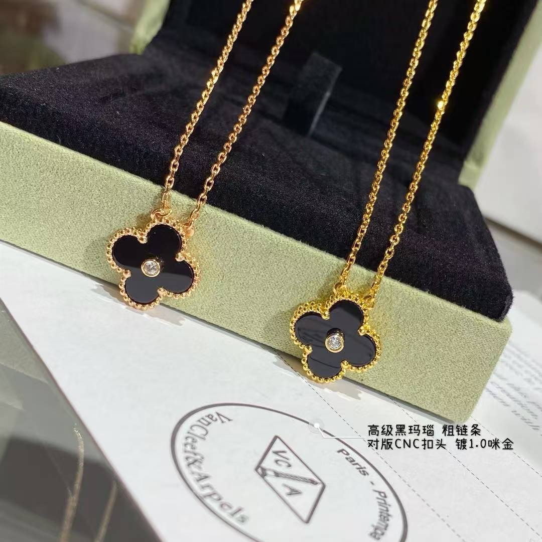 V*n Cl**f & Arpels Medium Classic Four Leaf Clover Necklace Diameter approx 1.5cm Chain length approx 40+5cm