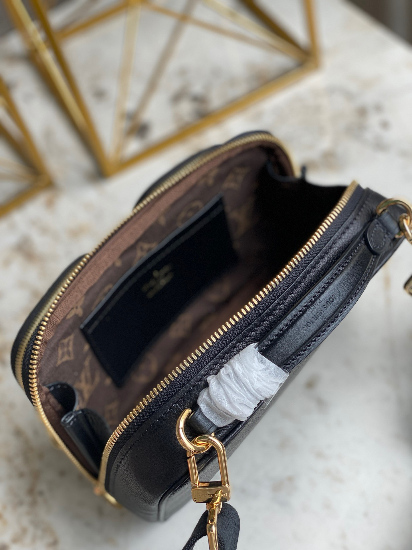 LV UTILITY CROSSBODY M80450
