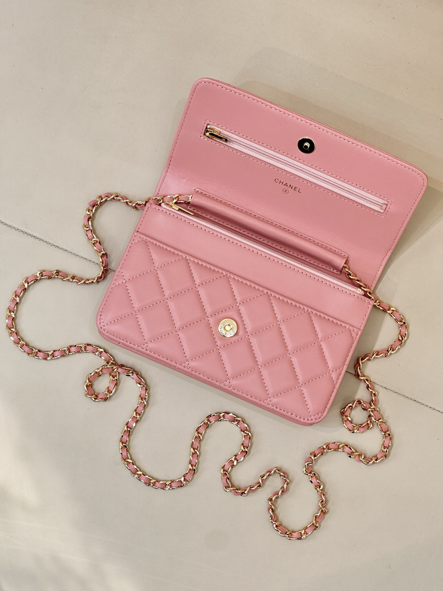 Ch**el WOC CLASSIC WALLET ON CHAIN 13x19cm