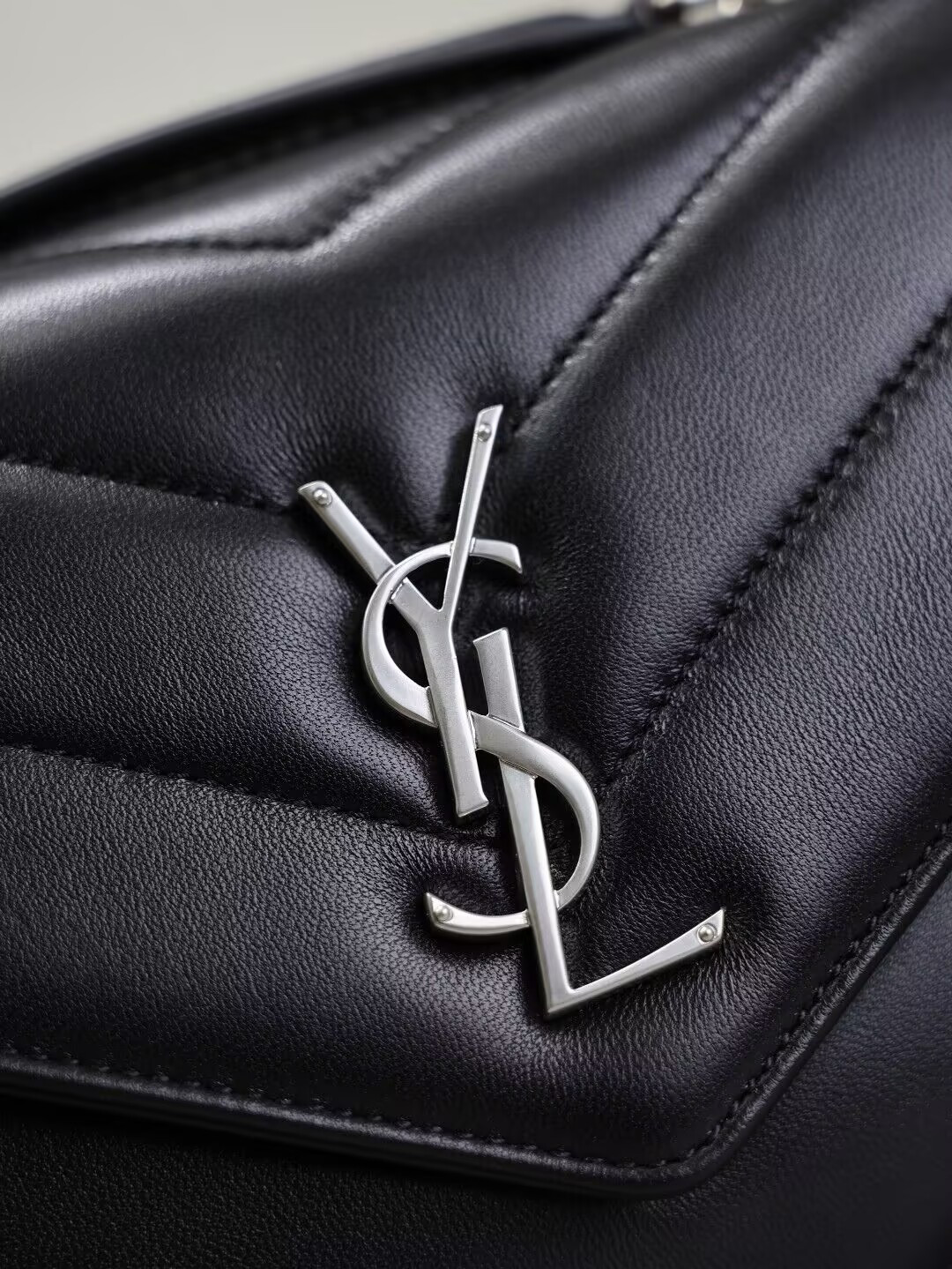 Y51 LOULOU small in MATELASSÉ lambskin 24x14x6cm
