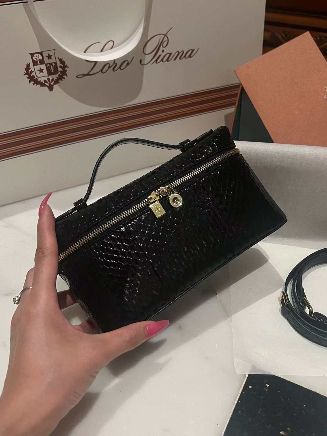 L0r0 P1ana Extra Pocket L19 Bag 11x19x6.5cm