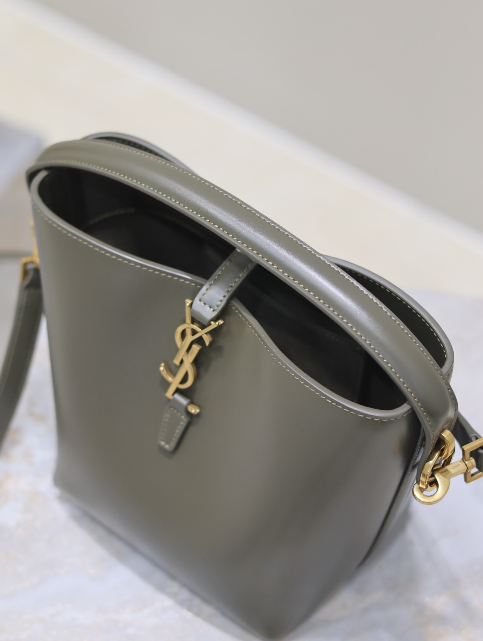 Y51 LE 37 In Shiny Leather 17x20x13cm