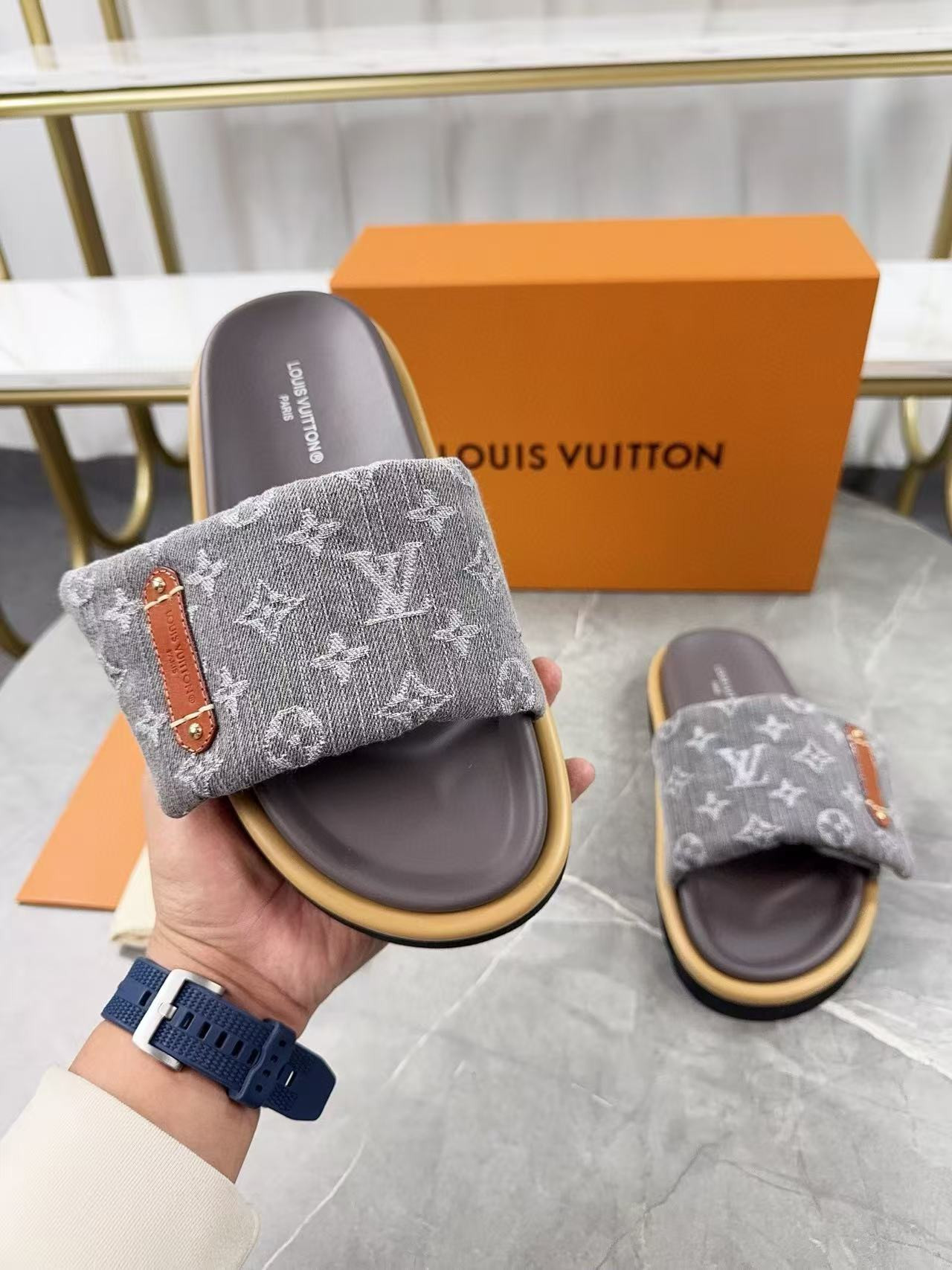 UA LV Pool Pillow Flat Comfort Mule