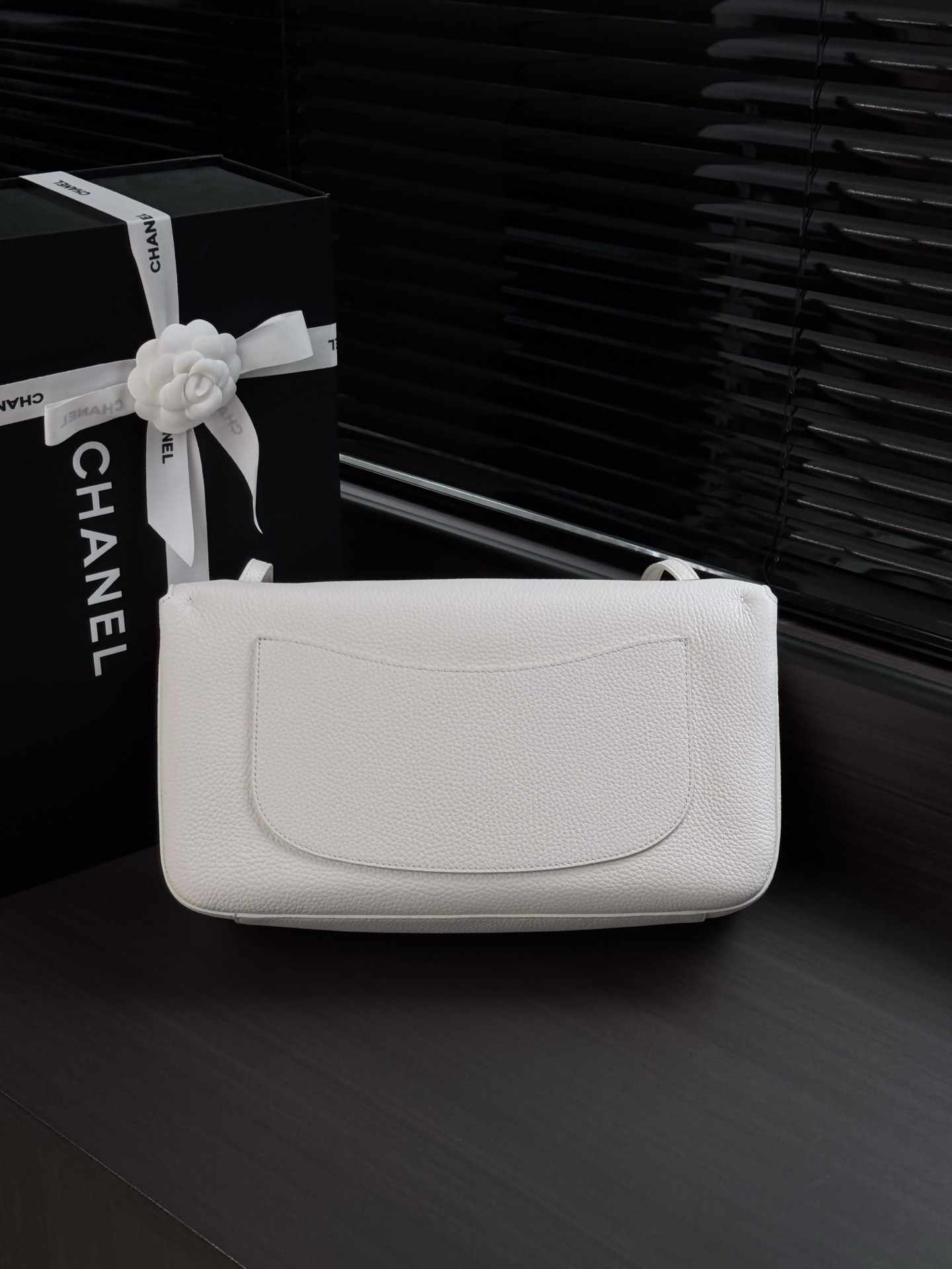 Ch**el Maxi Flap bag in White with Silver-Tone Hardware AS6231 19.5x32x10cm