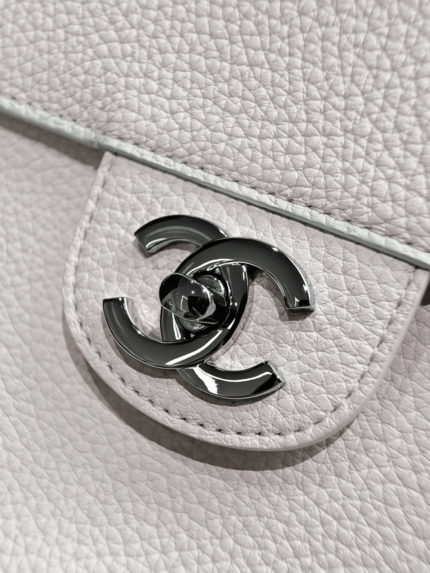 Ch**el Maxi Flap Bag in White with Silver-Tone Hardware AS6233 26x38.5x11cm