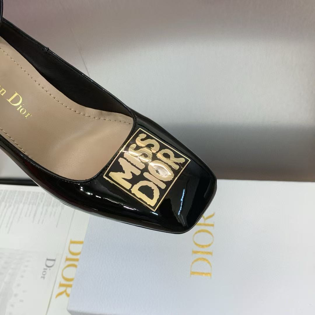 UA D10r Miss D10r Graffiti Pump