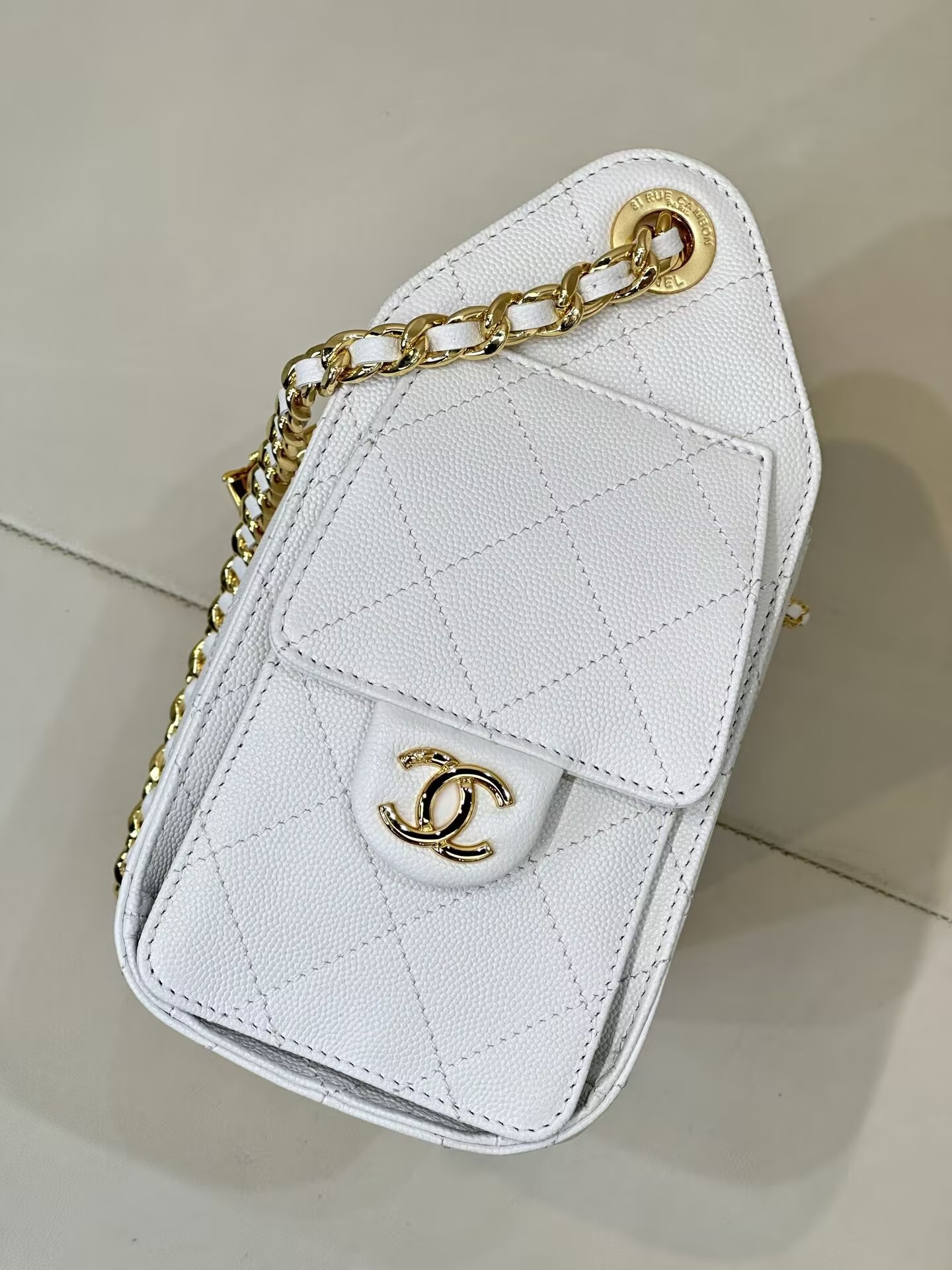Ch**el 25C Bucket Bag Polished Gold Hardware with Red Lining AS5631 20x22x12.5cm