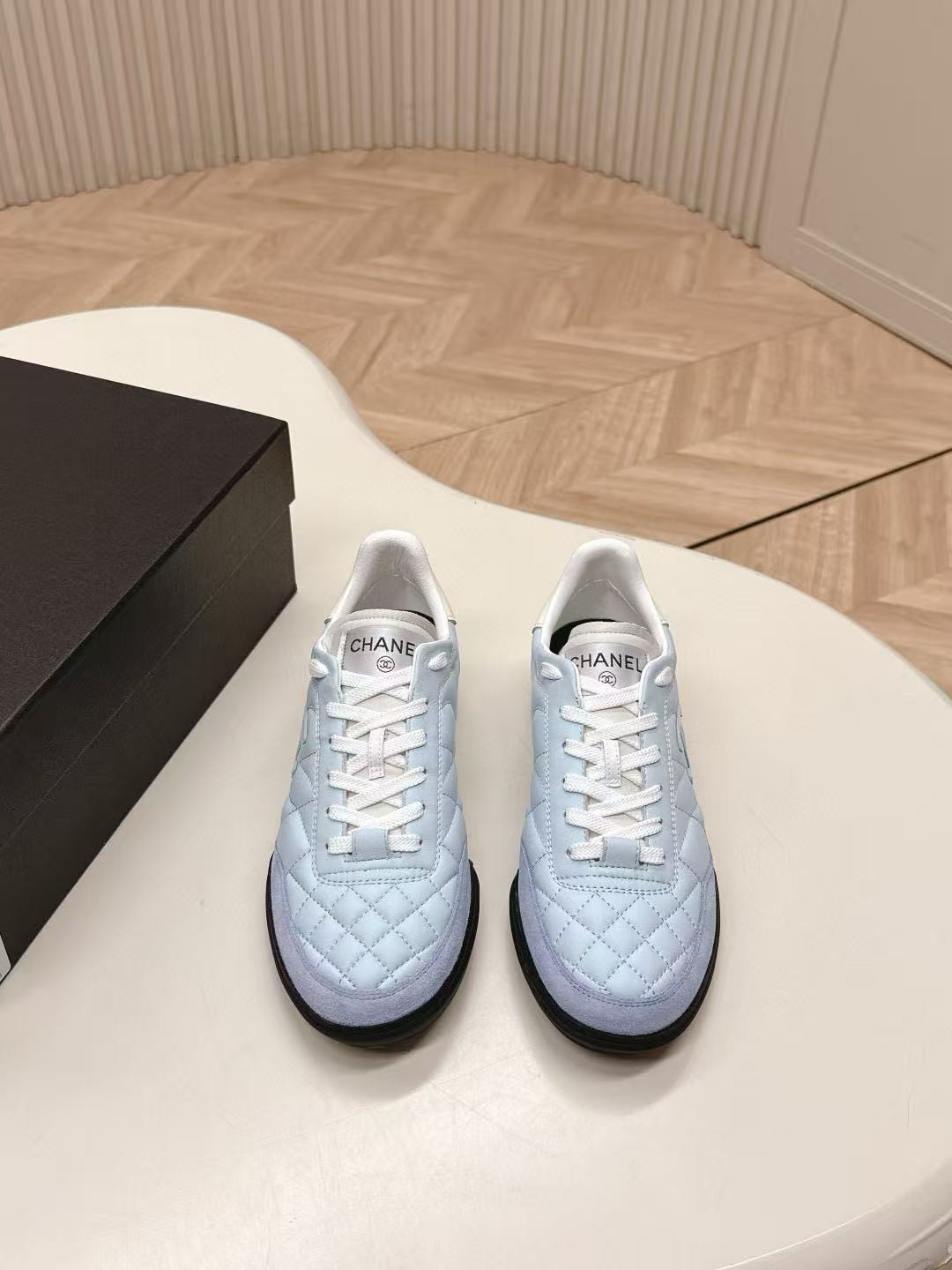 UA Ch**el SNEAKER