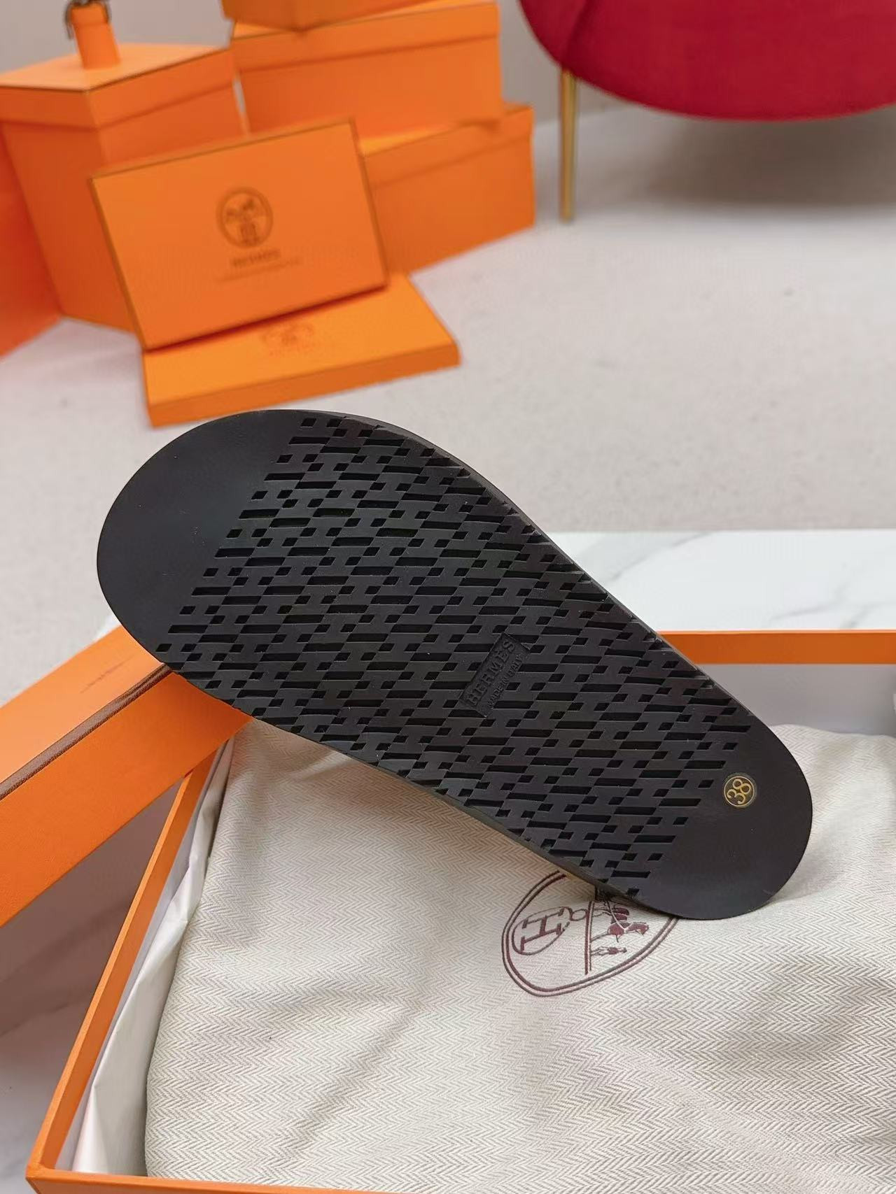 UA H**me5 Chypre sandal
