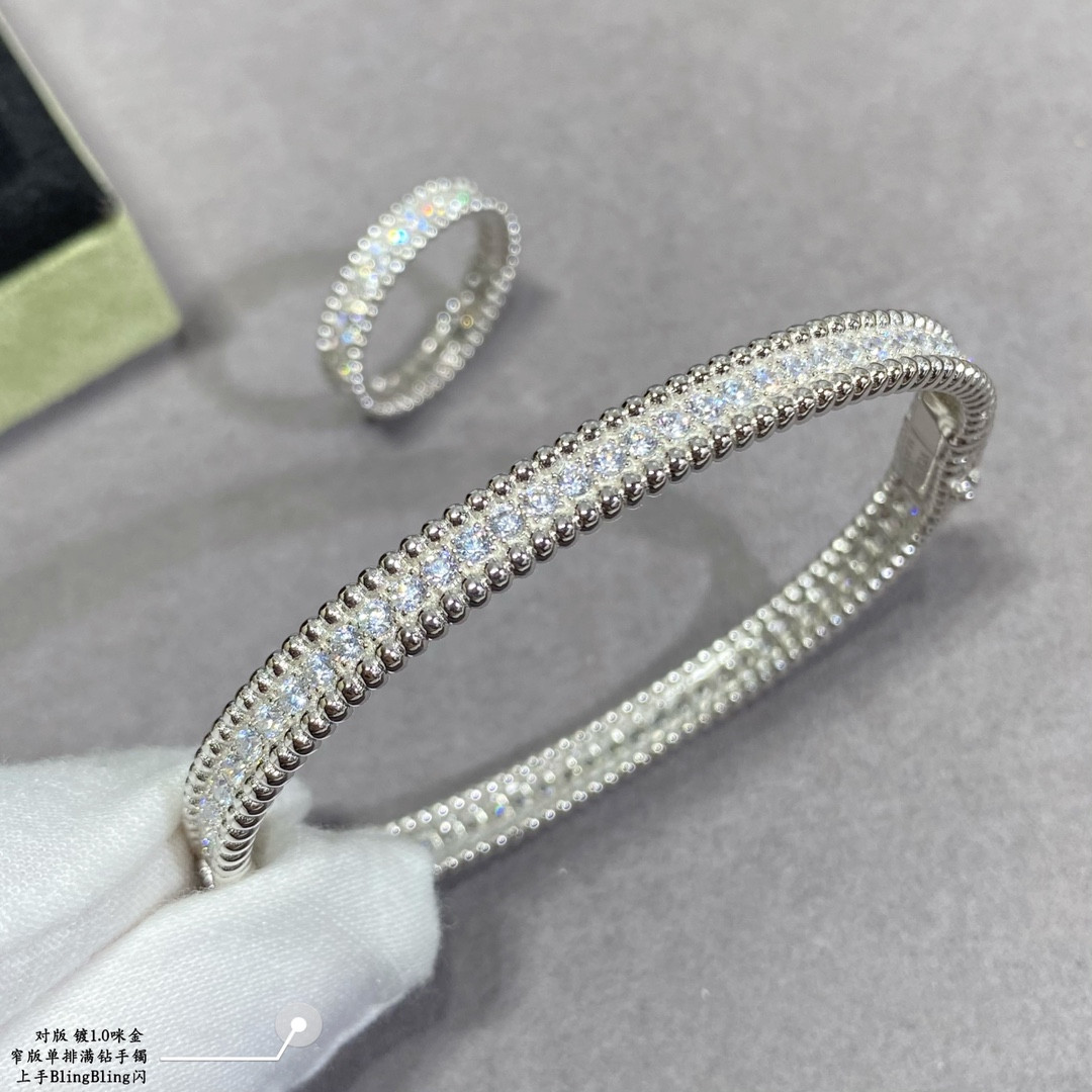 V*n Cl**f & Arpels narrow single row full D1am0nd bracelet