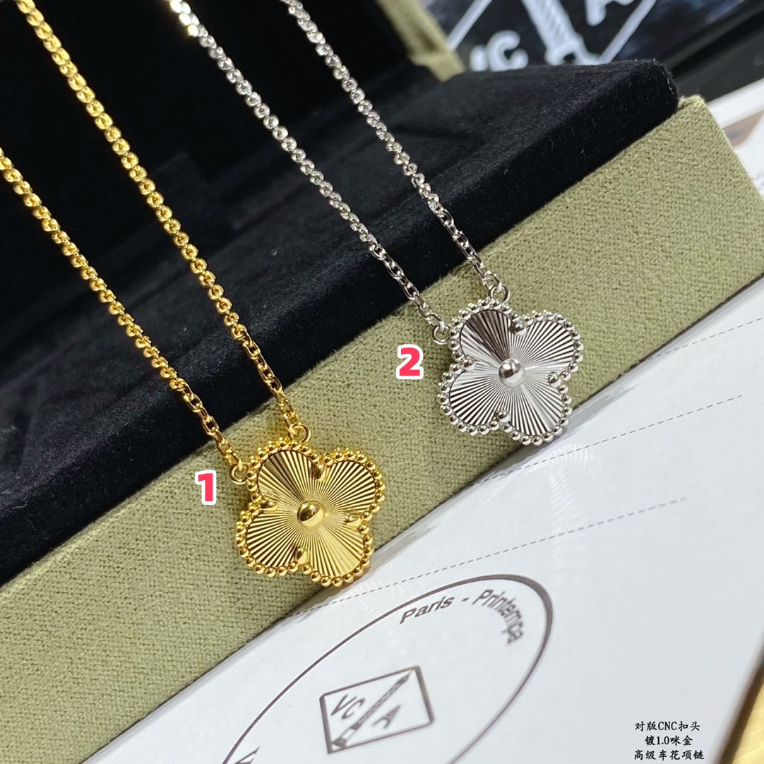 V*n Cl**f & Arpels Medium Classic Four Leaf Clover Necklace Diameter approx 1.5cm,Chain length approx 40+5cm