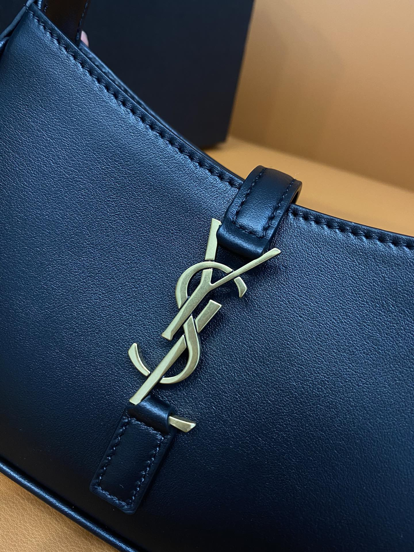 Y51 MINI LE 5 À 7 IN SMOOTH LEATHER NOIR  19 X 11.5 X 4.5 CM