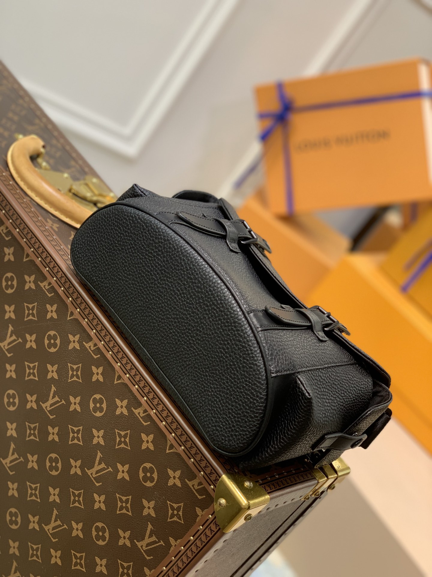 LV CHRISTOPHER MESSENGER M58476