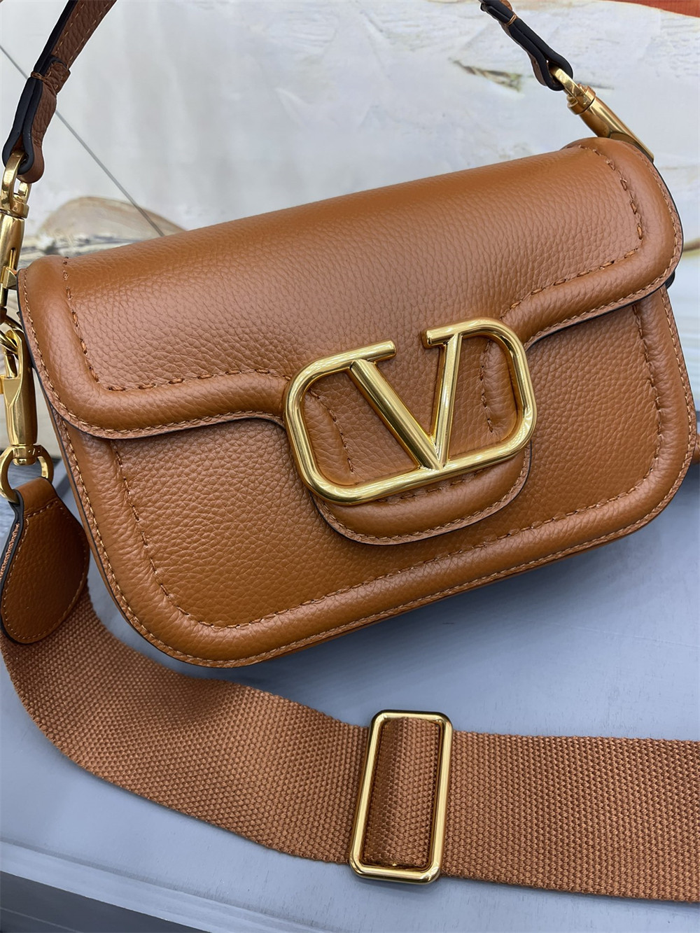 Va1e*ntin0 GARAVANI ALLTIME GRAINY CALFSKIN SHOULDER BAG BROWN