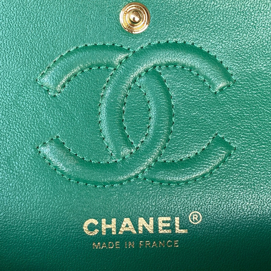 Ch**el SMALL CLASSIC HANDBAG Grained SHINY Calfskin & Gold-Tone Metal Green 5.7 × 9 × 2.3 in