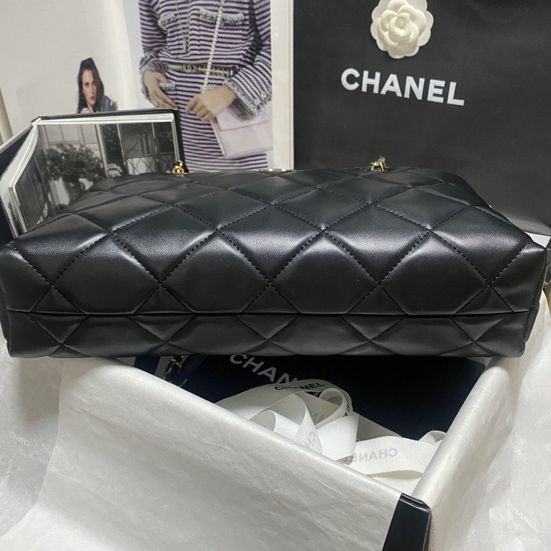 Ch**el Shiny Leather Large Shopper Tote Black 33×21×7.5 cm