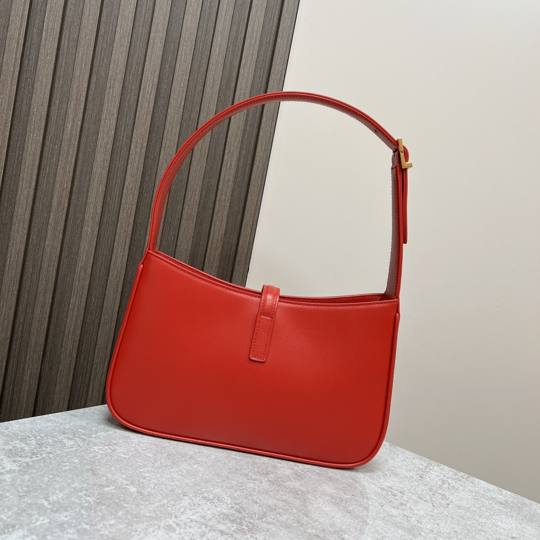 Y51 LE 5 À 7 IN SMOOTH LEATHER SHINY RED 9 X 6.3 X 2.5 INCHES