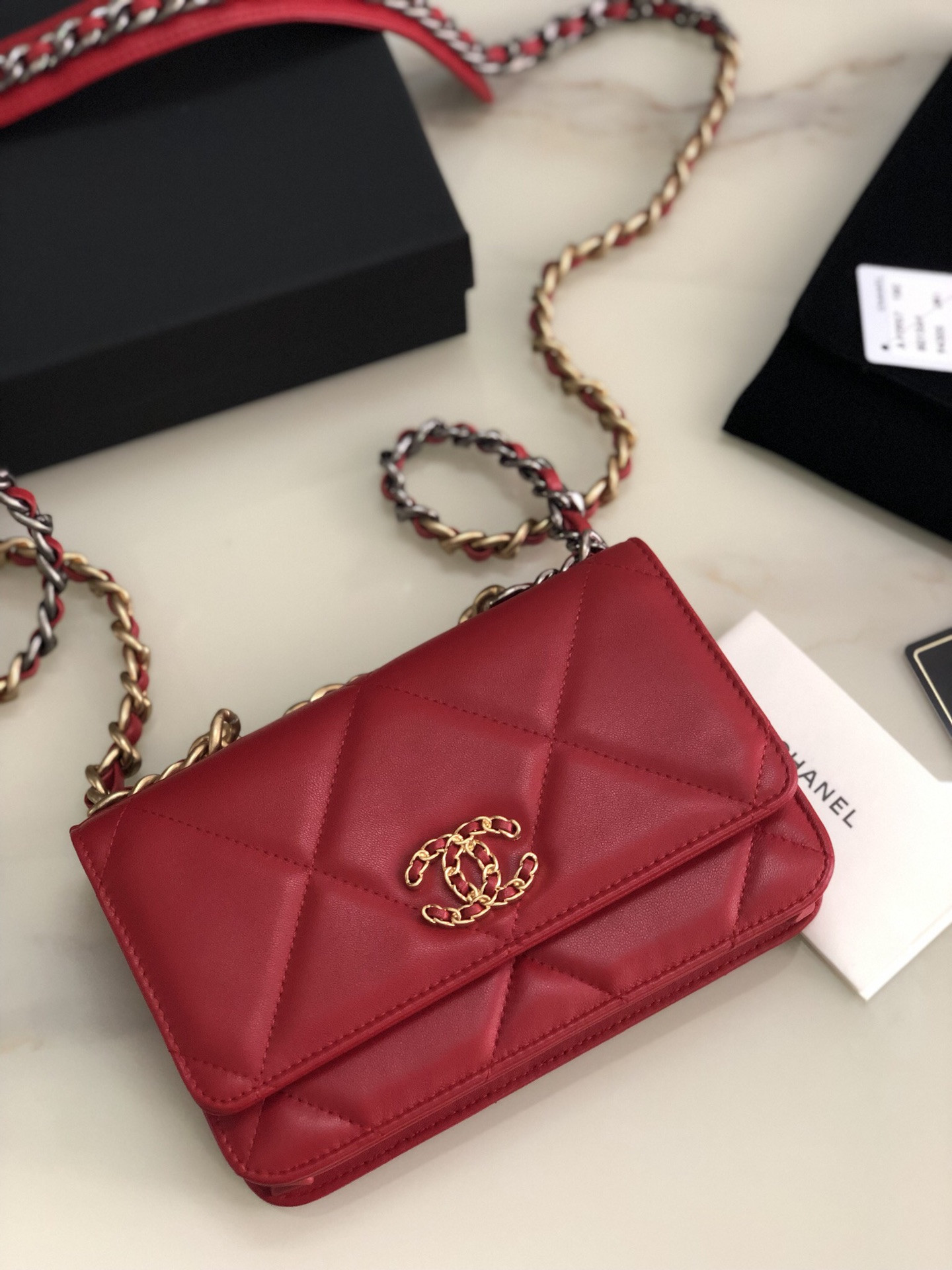 Ch**el CLASSIC WALLET ON CHAIN RED 4.8 × 7.5 × 1.4 in