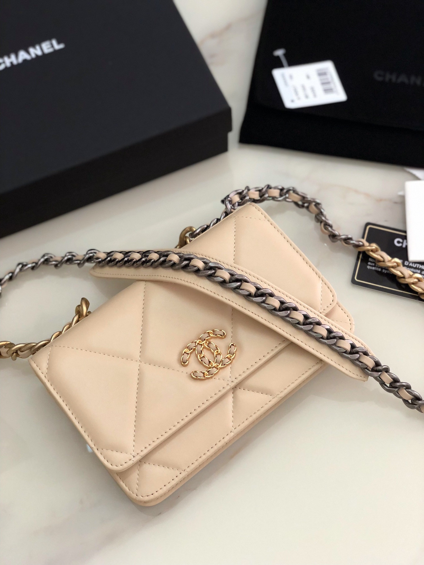 Ch**el CLASSIC WALLET ON CHAIN 4.8 × 7.5 × 1.4 in