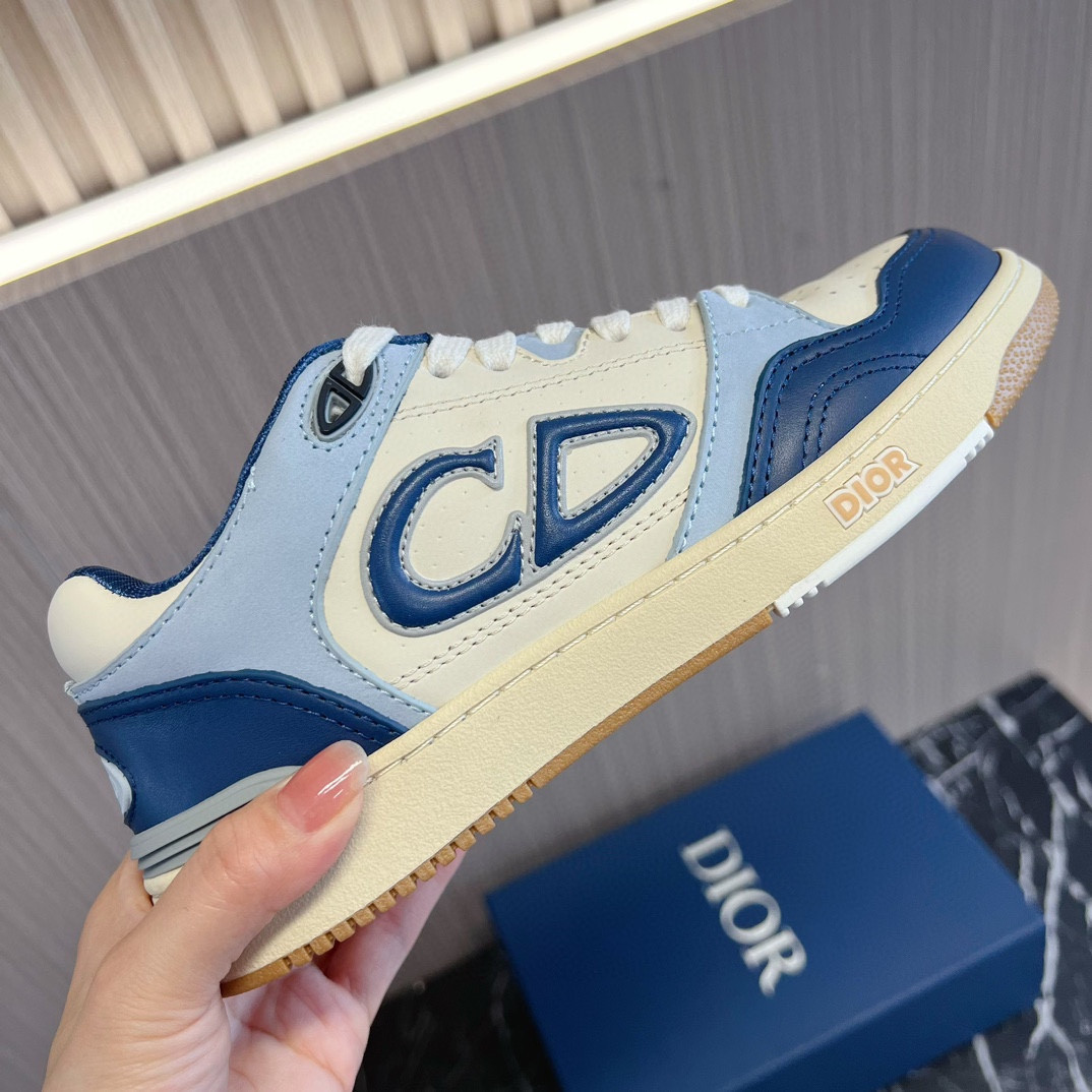 UA D10r B57 Low-Top Sneaker