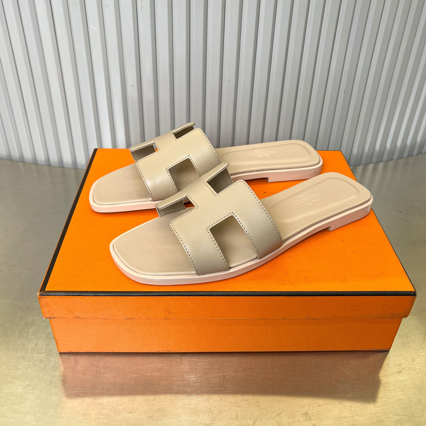UA H**me5 Oran sandal