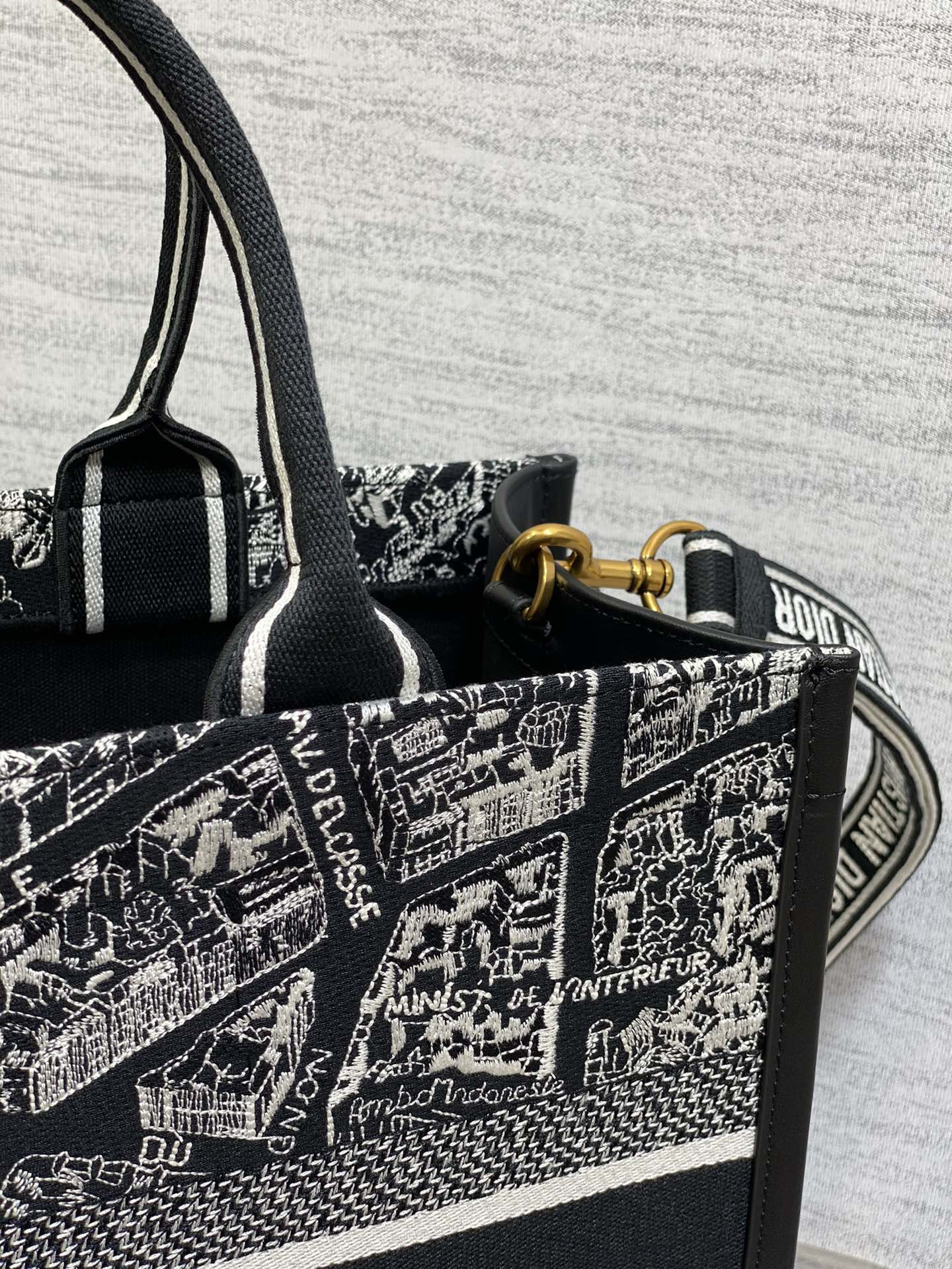 D10r Medium D10r Book Tote Black and White Plan de Paris Embroidery 36 x 27.5 x 16.5 cm