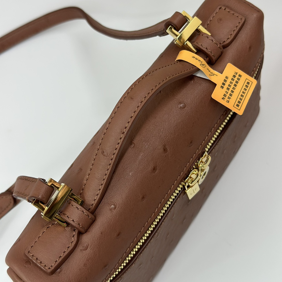 L0r0 P1ana Extra Pocket L19 Ostrich-grained Leather 11 x 19 x 6.5 cm