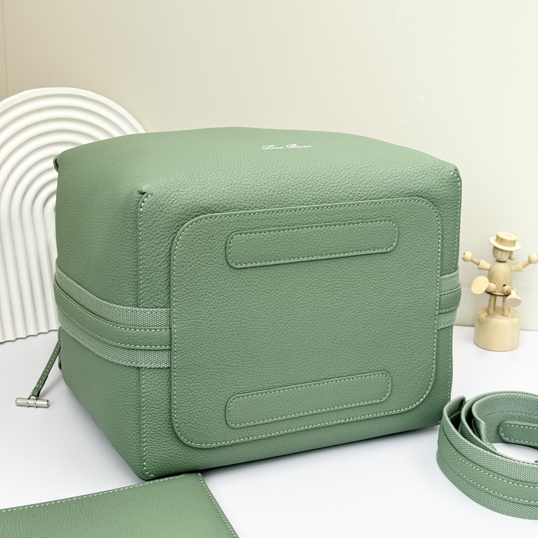 L0r0 P1ana Large Bale Bag Grained Calfskin 24 x 20 x 27 cm