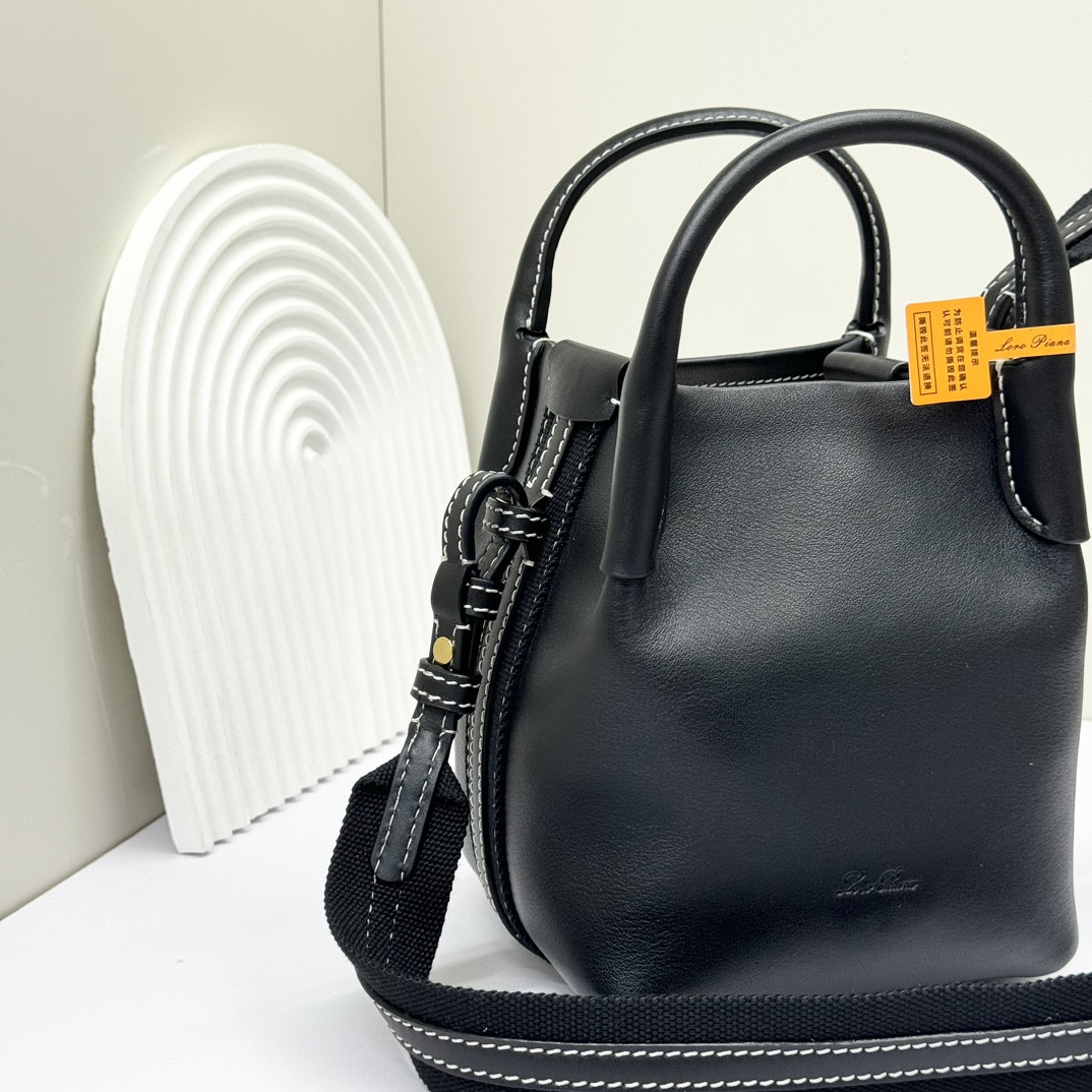 L0r0 P1ana Micro Bale bag Smooth Calfskin 23 x 16 x 14 cm