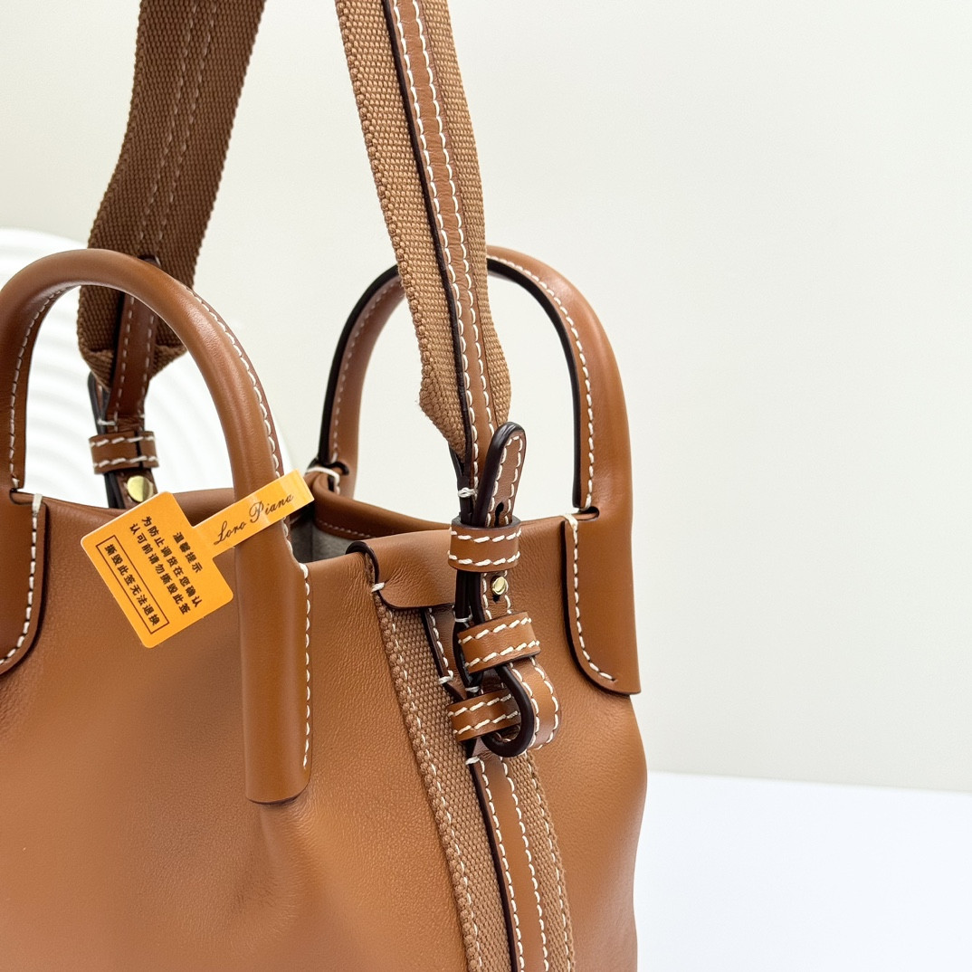 L0r0 P1ana Micro Bale bag Smooth Calfskin 23 x 16 x 14 cm