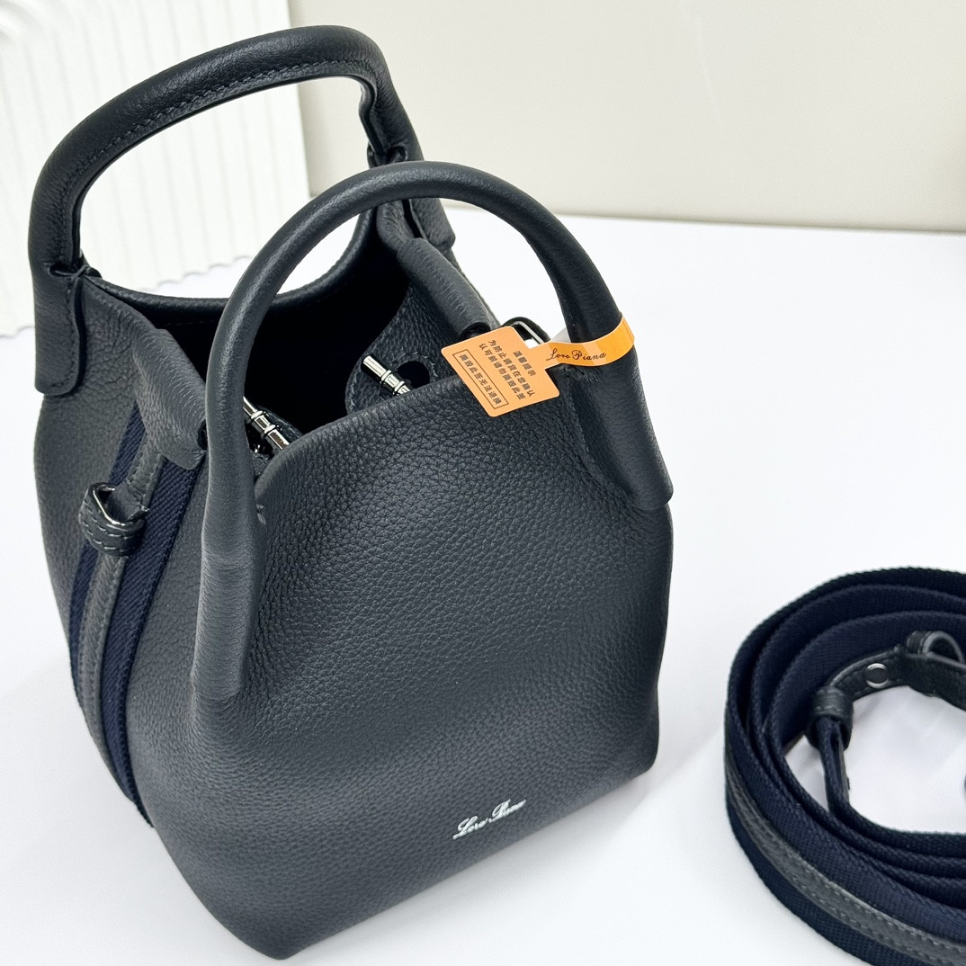 L0r0 P1ana Micro Bale bag Grained Calfskin 23 x 16 x 14 cm
