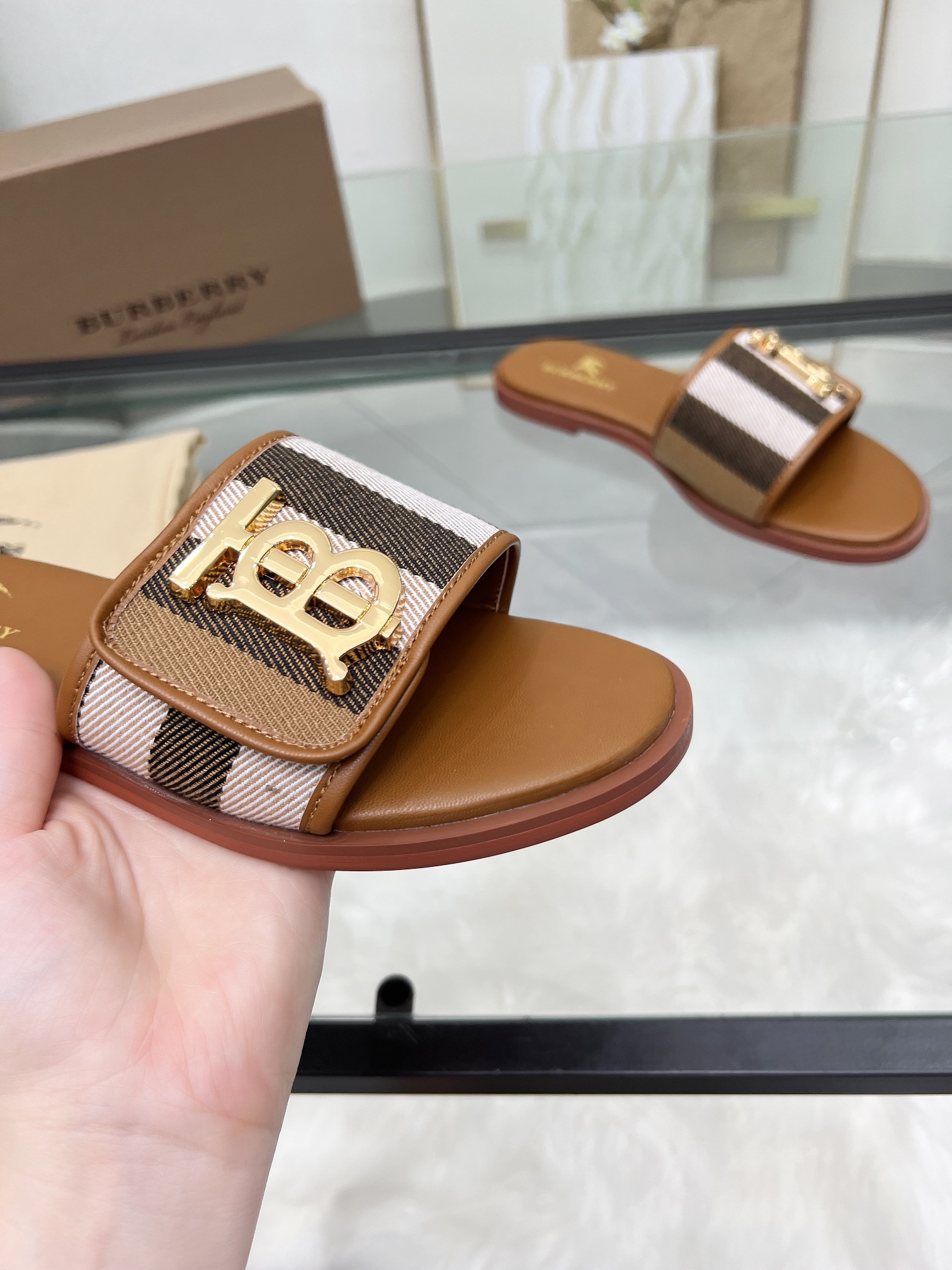UA Bv*b*rry Slides