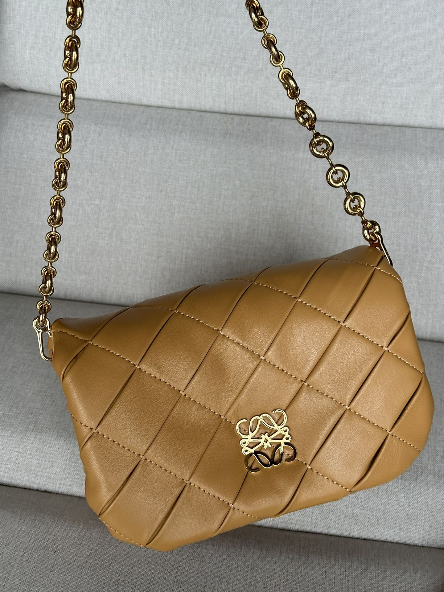 L0ew* Mini Puffer Goya in pleated shiny nappa lambskin 20x6x13cm