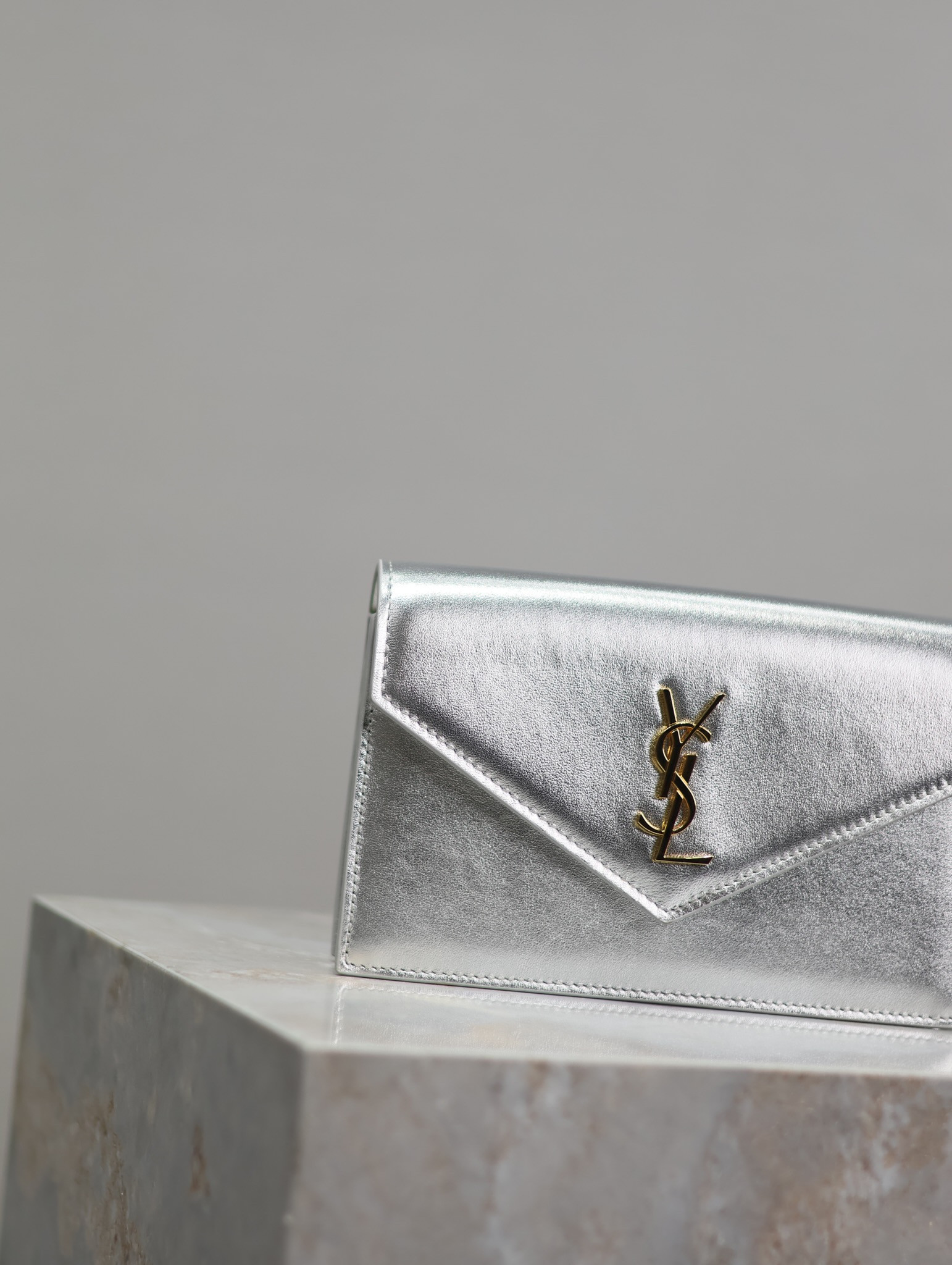 Y51 Cassandra WOC envelope chain wallet 19x12.5x3.5cm