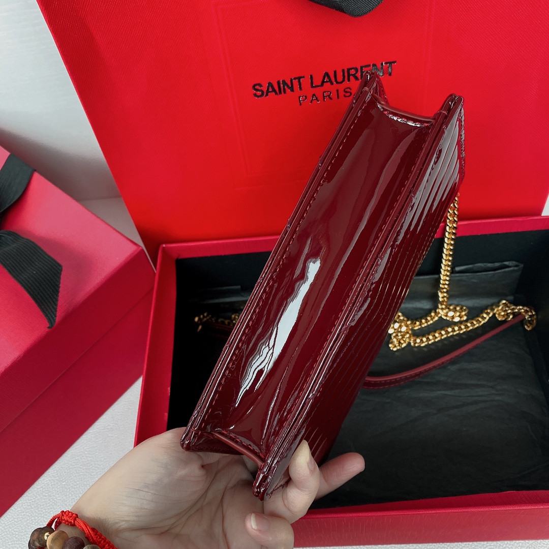 Y51 WOC CASSANDRE envelope chain wallet in patent leather 19x12.5x3.5cm