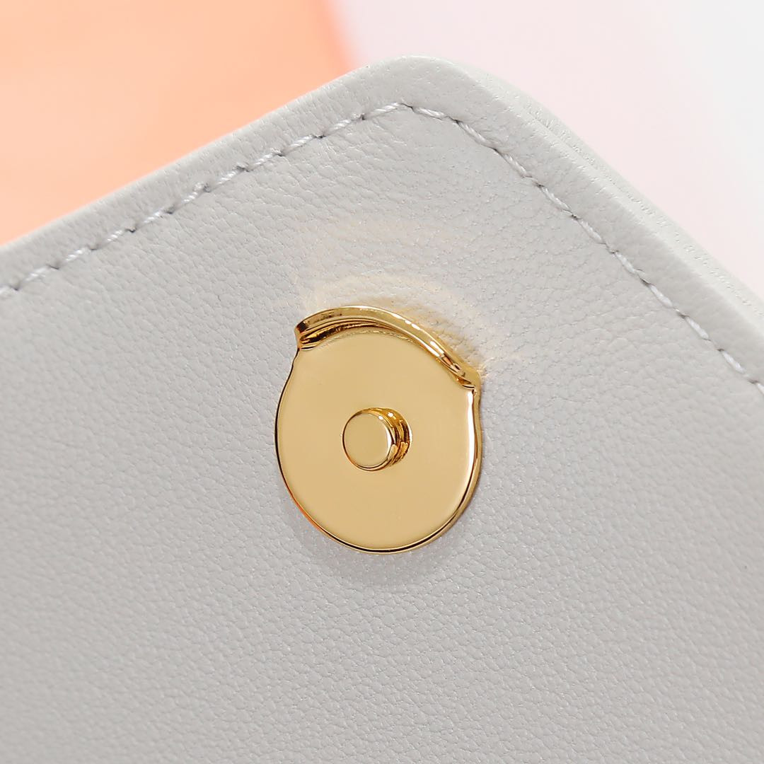 Y51 LOULOU small in MATELASSÉ lambskin 24x14x6cm