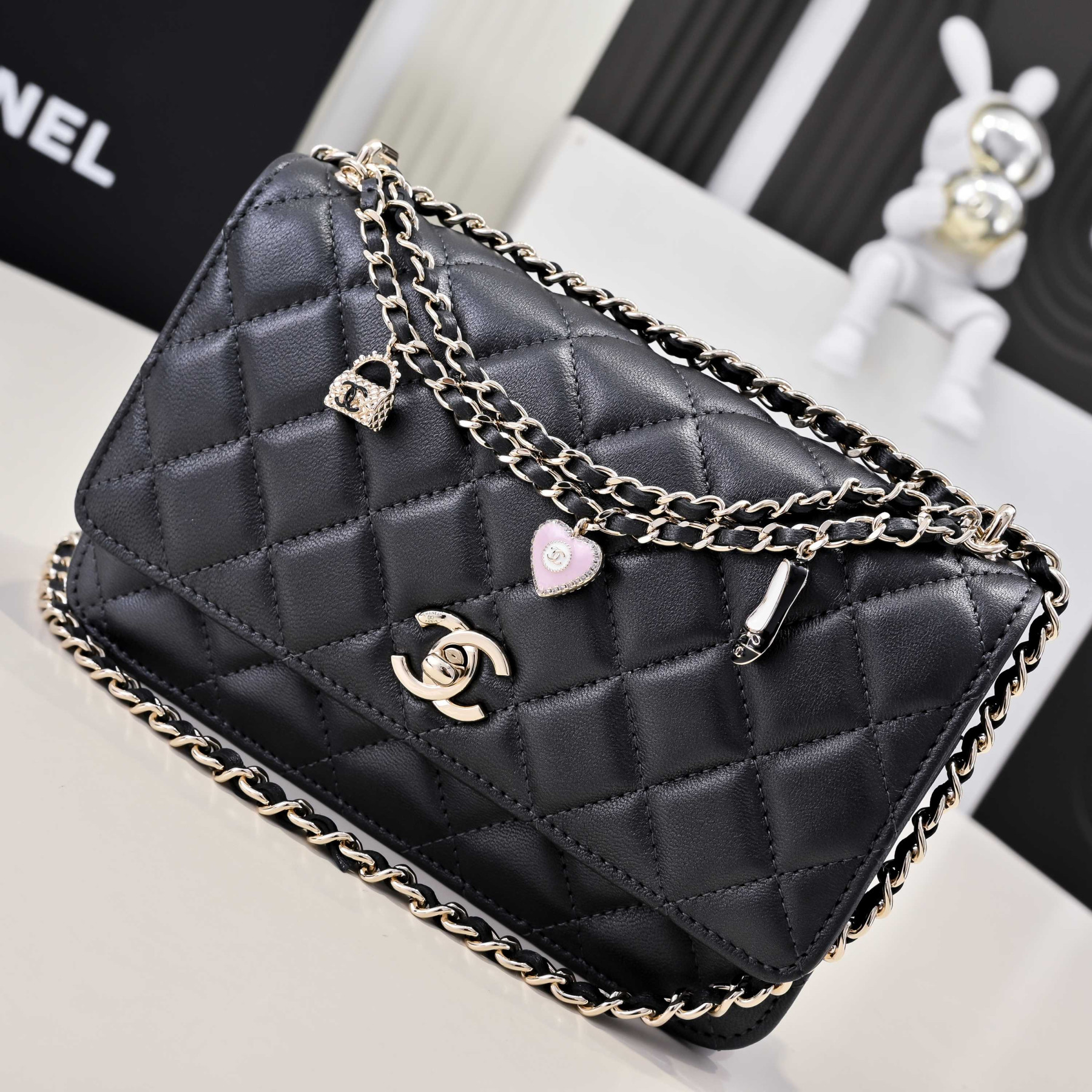 Ch**el SPRING-SUMMER 2025 PRE COLLECTION WALLET ON  BLACK AP4537 19.5 × 13 × 3.5 cm