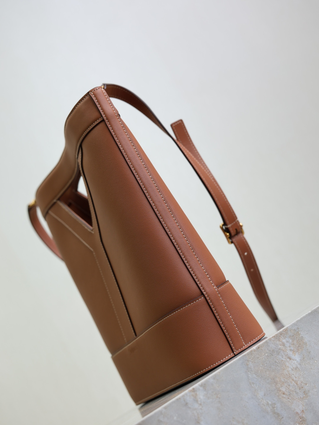 Y51 Y small bucket in leather 23x29.5x3-8.5cm