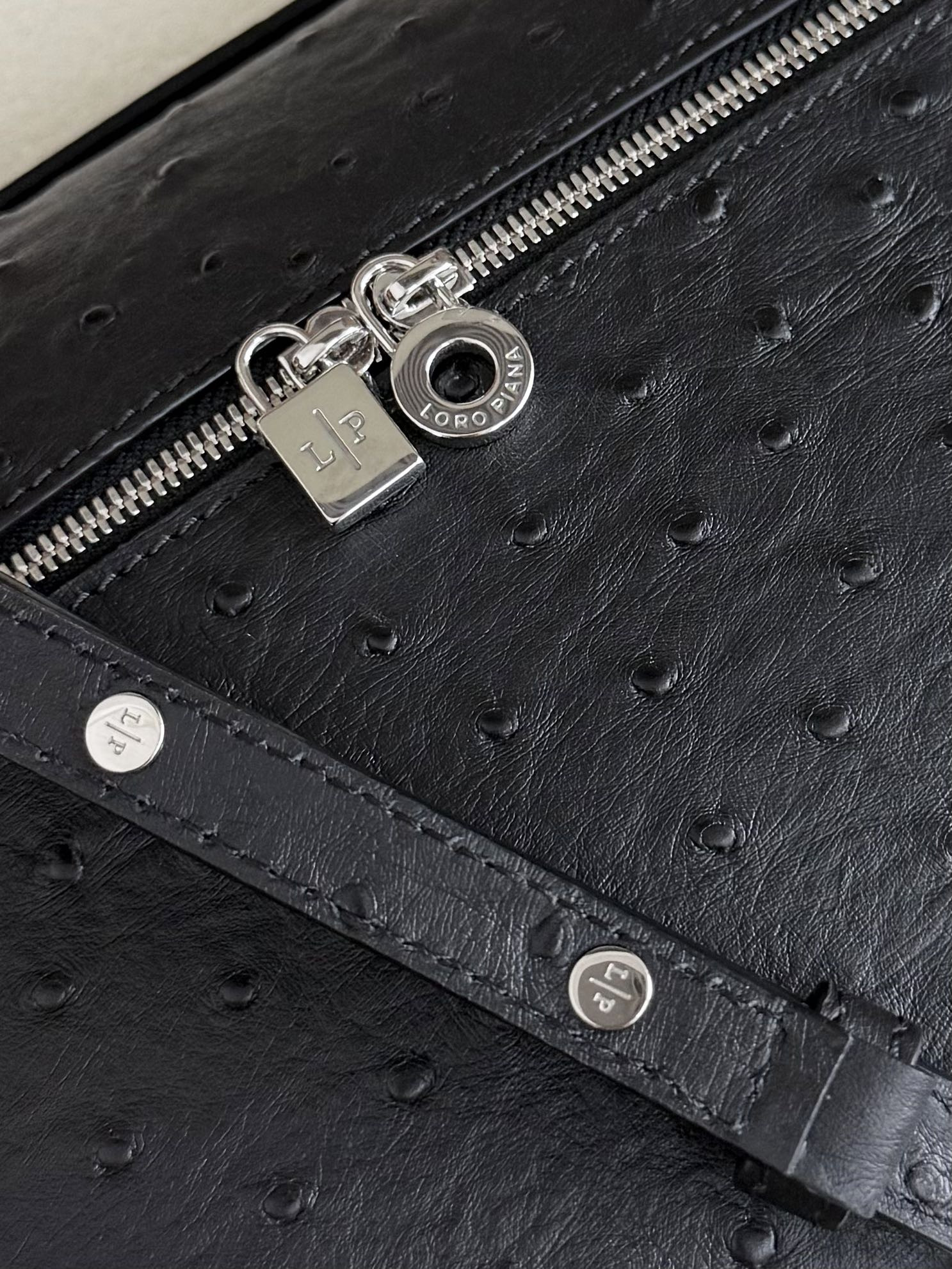 L0r0 P1ana Extra Pocket L27 Ostrich-grained Leather 16x27x10cm