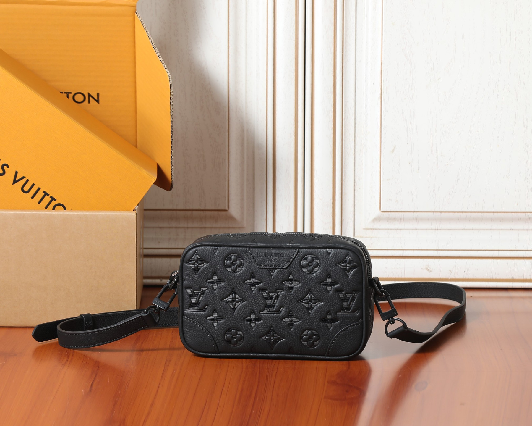 LV Trocadéro Wearable Wallet M26737 20x13x6.5cm