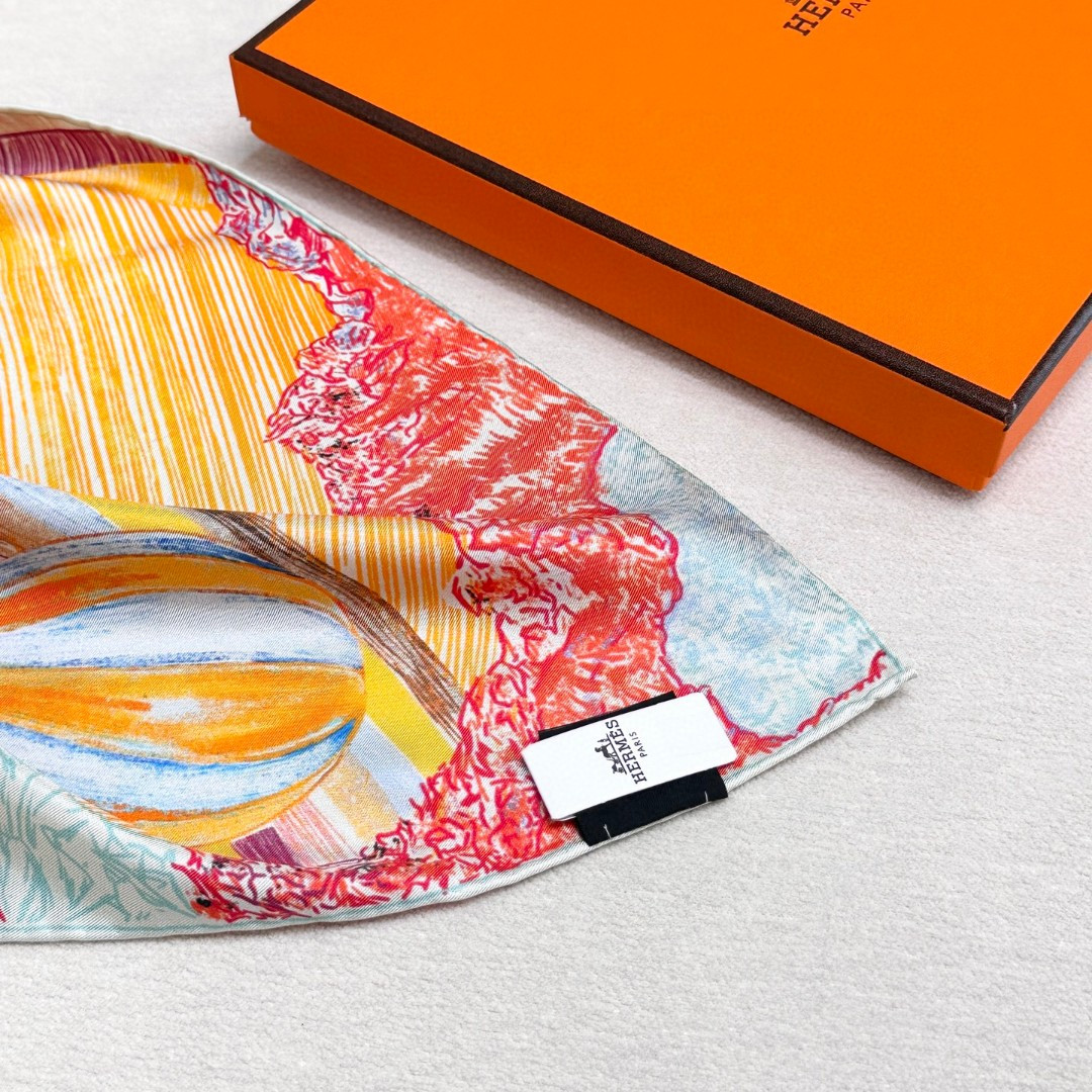 H**me5 silk scarf 88.5x88.5cm